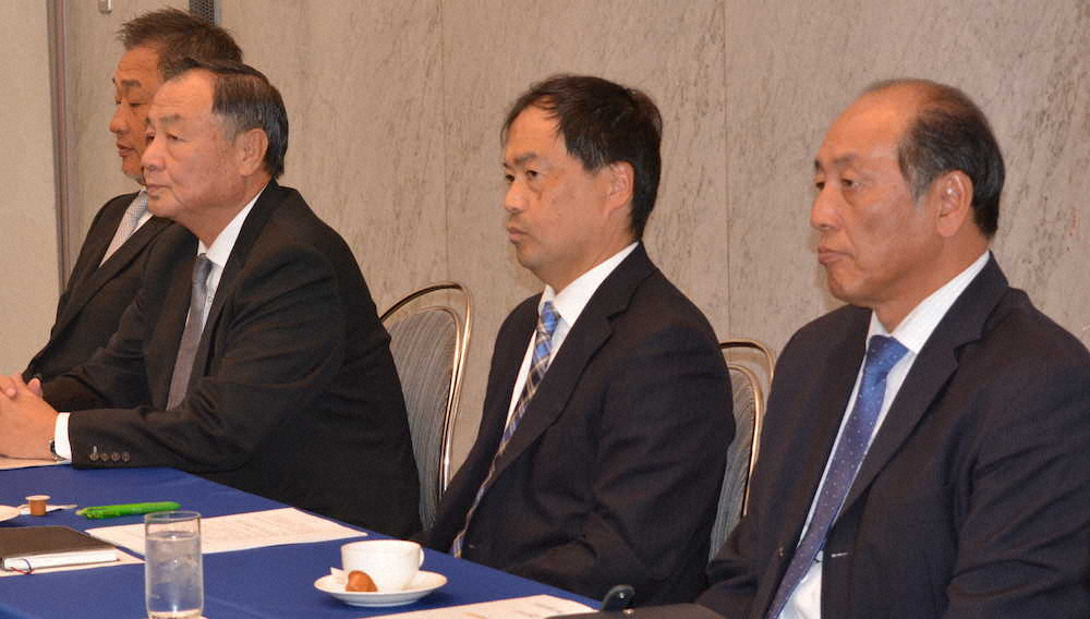全体会議に出席する（左から）西武・辻監督、居郷社長、飯田本部長、渡辺GM