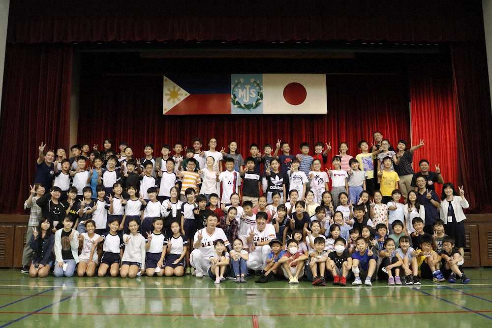 フィリピンの野球振興のため、マニラ日本人学校を訪問した巨人の球団スタッフと子どもたち