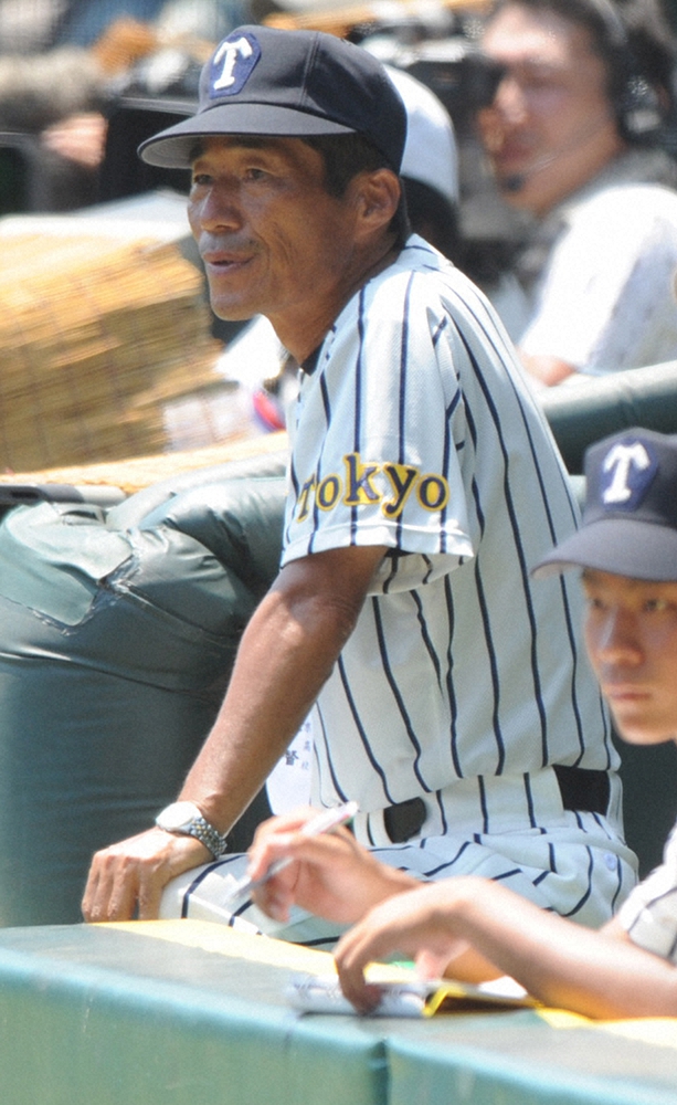 【画像・写真】11年、夏の甲子園のベンチで戦況を見つめる帝京・前田名誉監督