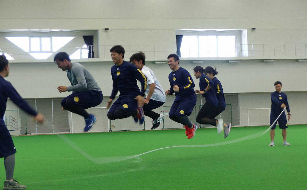 ＜DeNA自主トレ＞大縄跳びトレーニングを行う（左から）斎藤、上茶谷、尾仲、山崎、宮坂、三ケ島