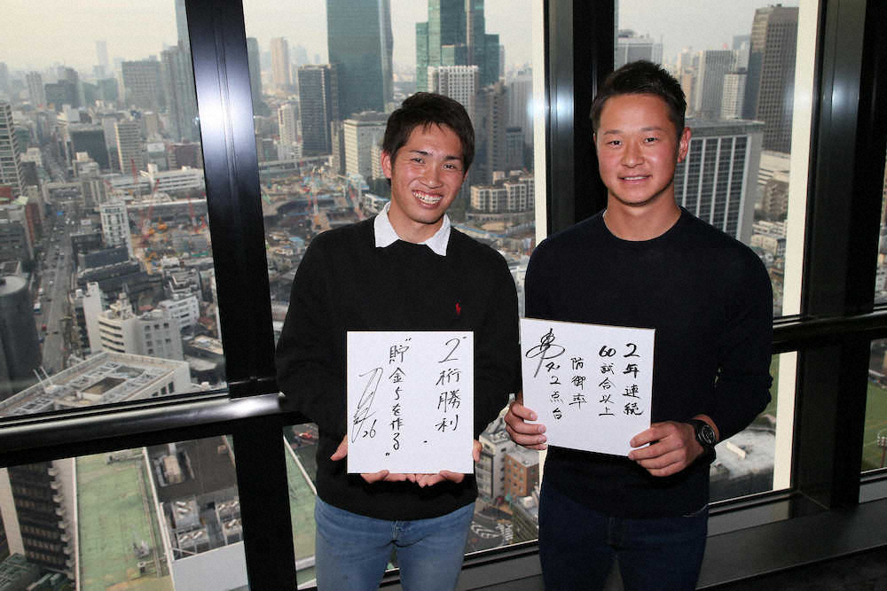 ＜ラジオ日本ジャイアンツナイタースペシャル公開収録＞笑顔で今季の目標を掲げる高橋（左）と中川（撮影・会津　智海）