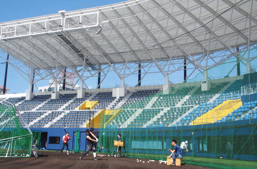 日本ハム“先乗り”9人が名護のキャンプ球場で汗　大規模改修に渡辺「甲子園みたい」