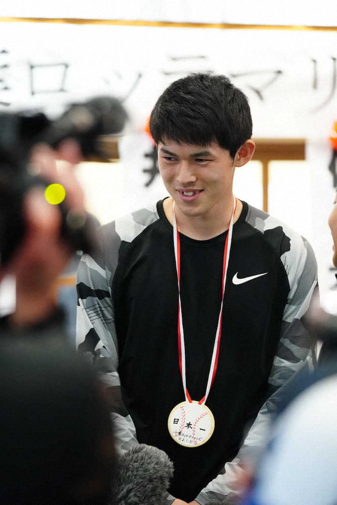 市内の児童養護施設を訪れた佐々木朗は子供たちからプレゼントされた日本一メダルを胸に笑顔（撮影・長久保　豊）