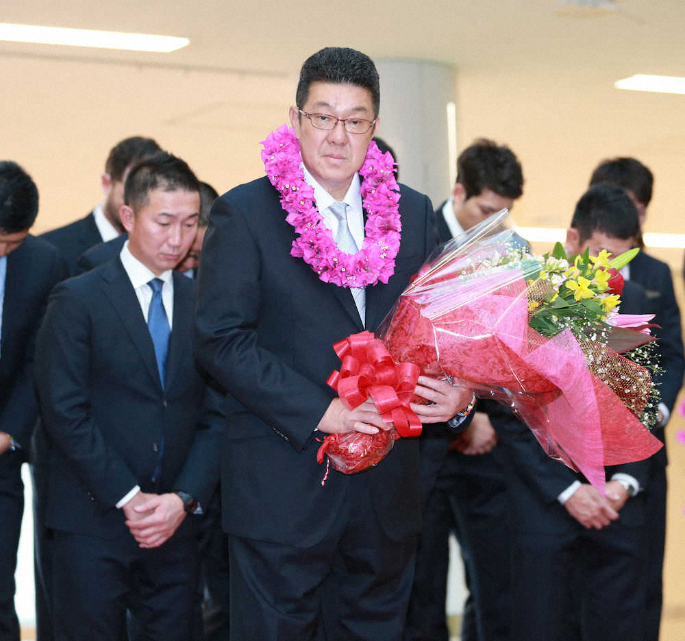 【画像・写真】宮崎空港での歓迎セレモニーで花束を手にする佐々岡監督（撮影・奥　調）