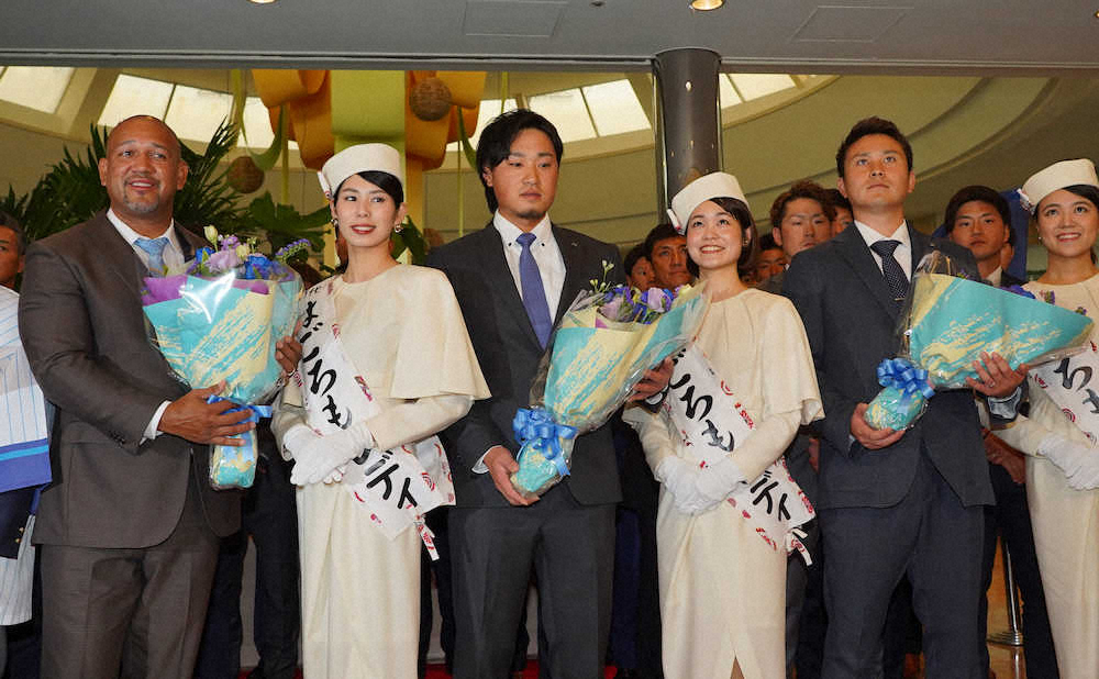 歓迎セレモニーで花束を贈られた（左から）ラミレス監督、石田、佐野（撮影・島崎忠彦）
