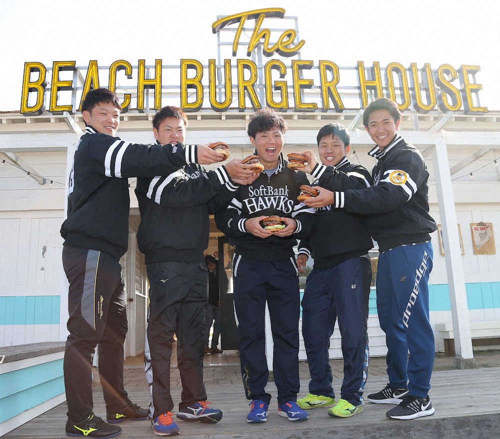 ハンバーガー作りを体験し笑顔を見せるソフトバンクの（左から）小林、津森、佐藤、海野、柳町（撮影・岡田　丈靖）