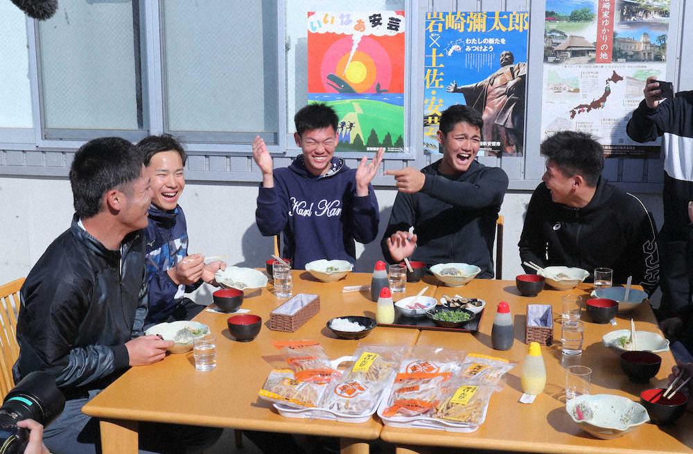 阪神新人8選手がちりめん加工場を見学　ドラ4・遠藤が食レポで珍発言