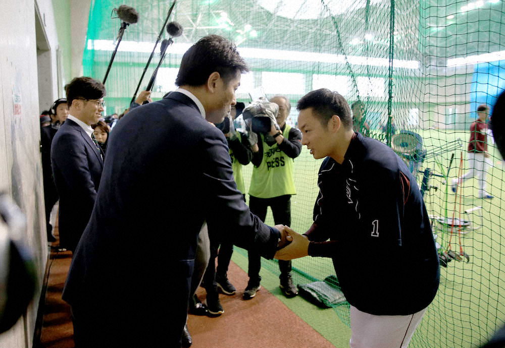 視察に訪れた稲葉日本代表監督と握手をかわす松井（撮影・白鳥　佳樹）