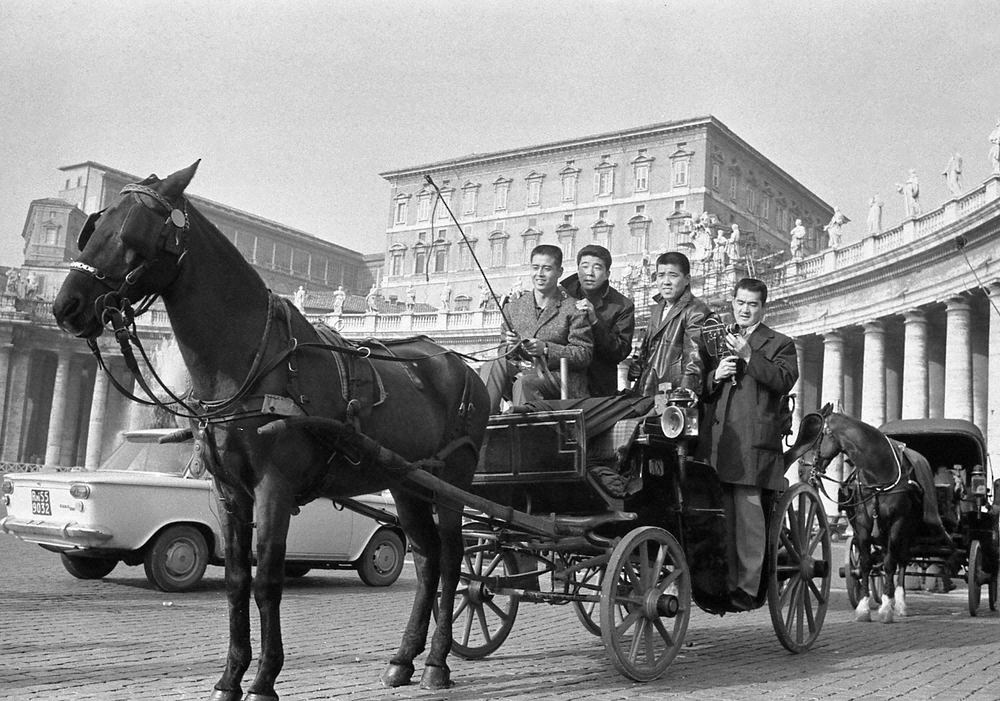 63年12月の欧州旅行でバチカン宮殿前で馬車に乗り記念撮影する（左から）巨人の王、西鉄の稲尾、南海の野村、巨人の長嶋
