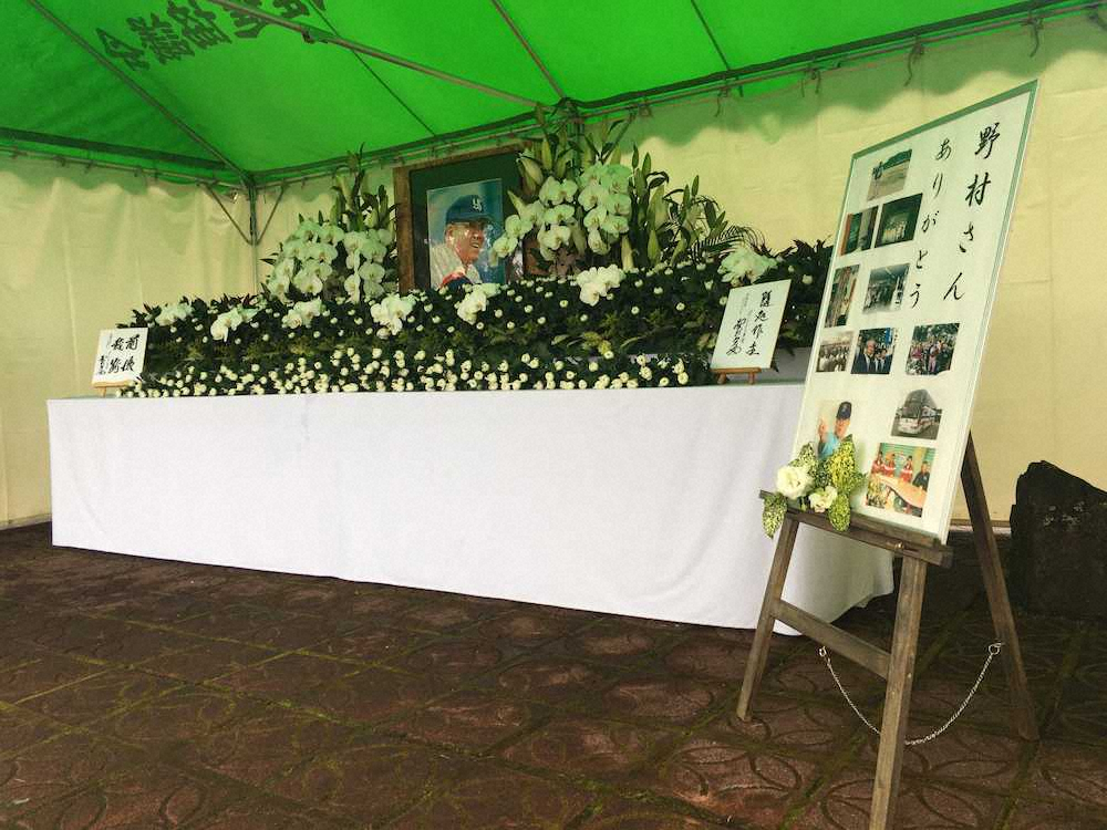 ヤクルト2軍キャンプ地に設置された野村氏の献花台