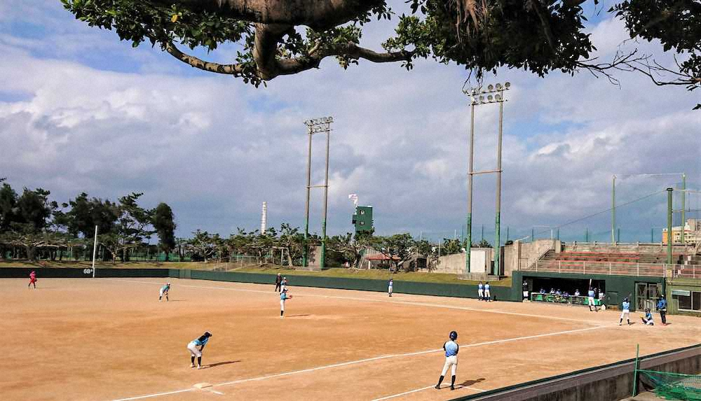 沖縄・北谷で見かけた女子軟式野球の試合。笑顔があふれ、しばし見入ってしまった。