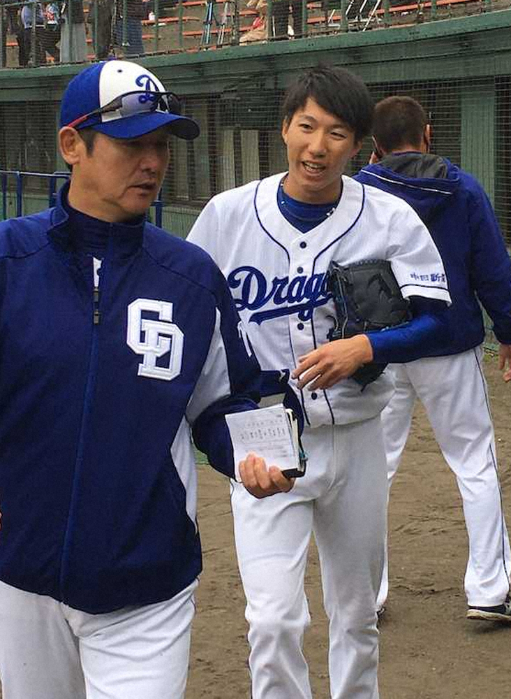 フリー打撃登板後に阿波野投手コーチ（左）と話をしながら引き揚げる中日・橋本