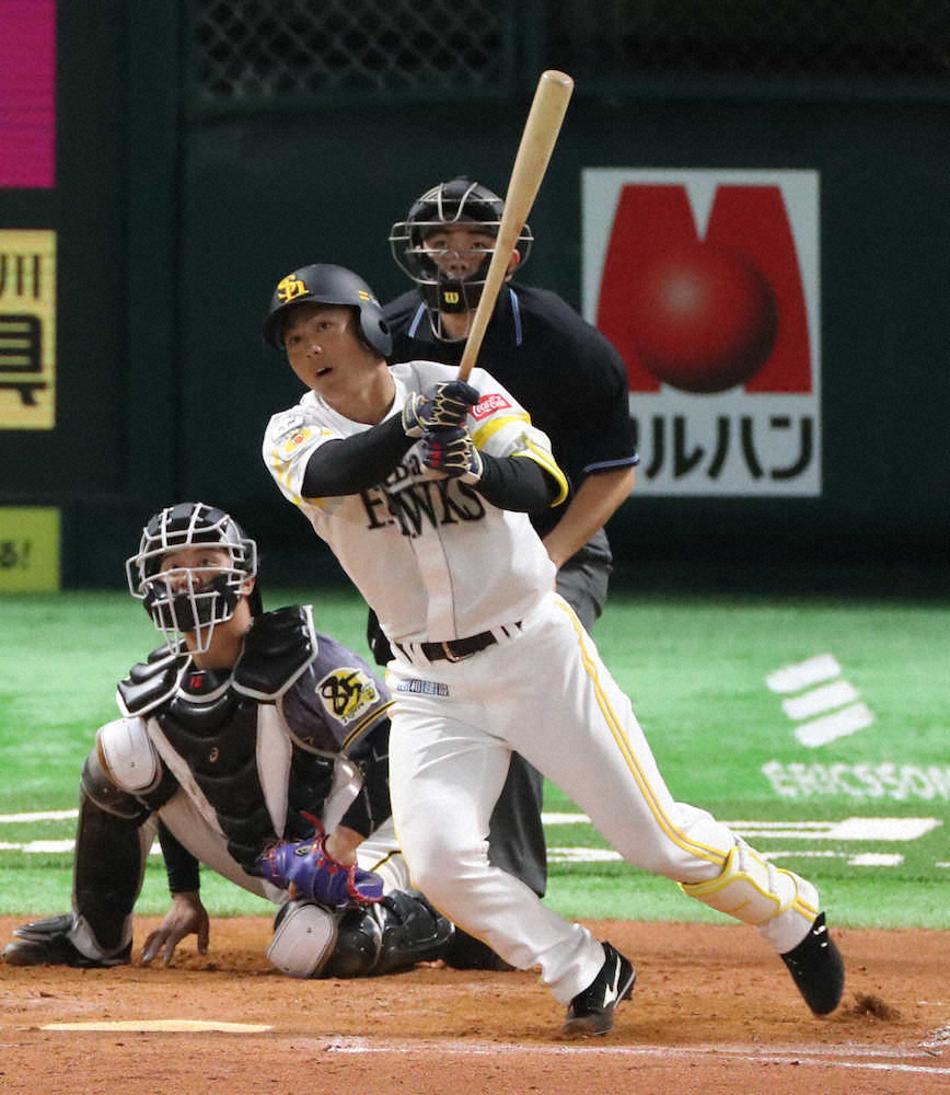 阪神とのオープン戦、8回2死一塁、右中間に適時三塁打を放つソフトバンク佐藤 （撮影・成瀬　徹）