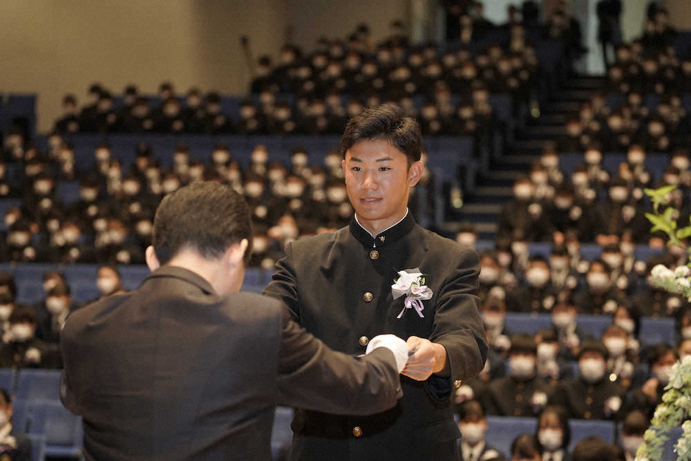 ヤクルト・ドラ1奥川　卒業式で理事長賞「星稜高校出身の代表として活躍できるように頑張る」