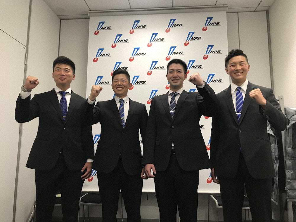 研修審判員の契約を結んだ（左から）原野裕貴氏、笹真輔氏、加倉侑輝氏、田村一馬氏