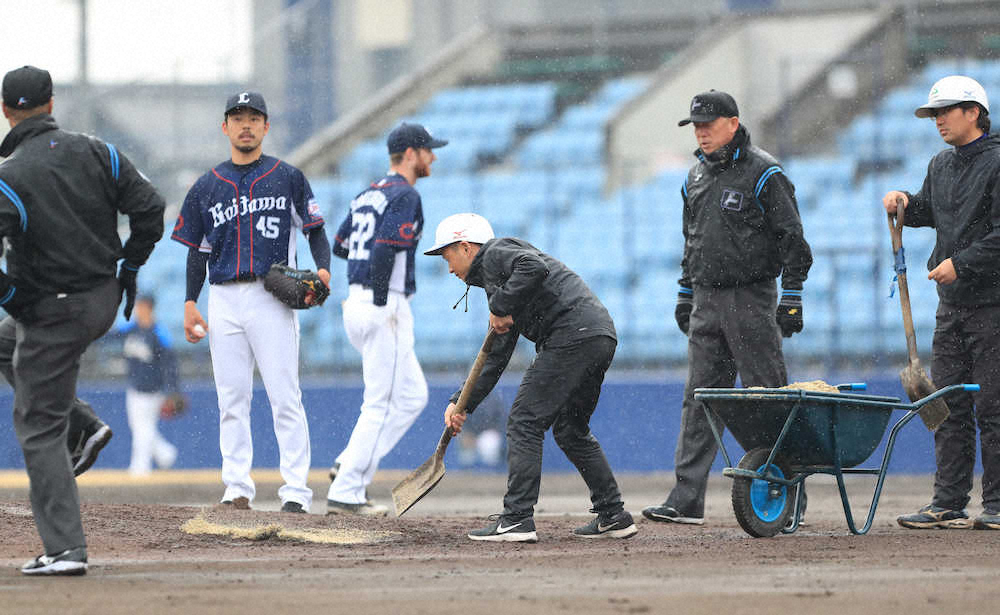 【画像・写真】中日対西武のオープン戦、4回の中日の攻撃前にマウンドに砂が入れられる（撮影・井垣　忠夫）