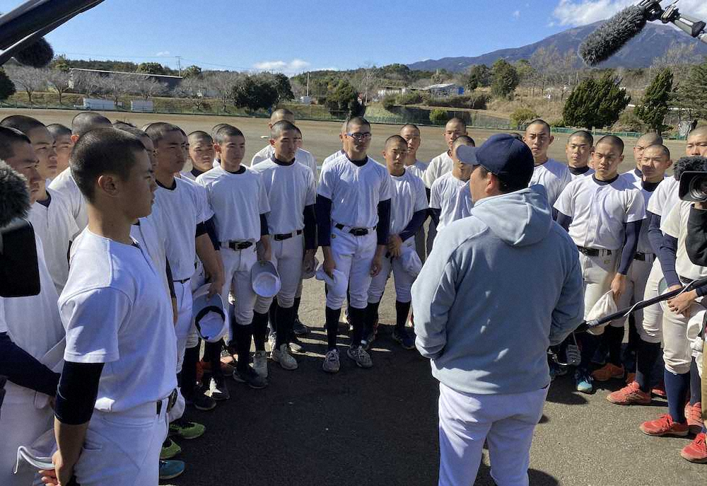 【画像・写真】練習前、米山監督の話に耳を傾ける加藤学園ナイン