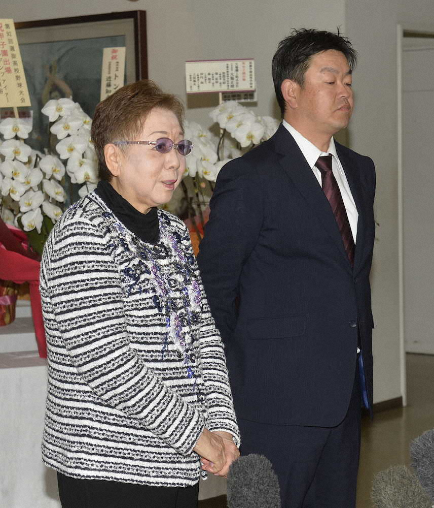 【画像・写真】学校で会見する加藤校長と米山監督