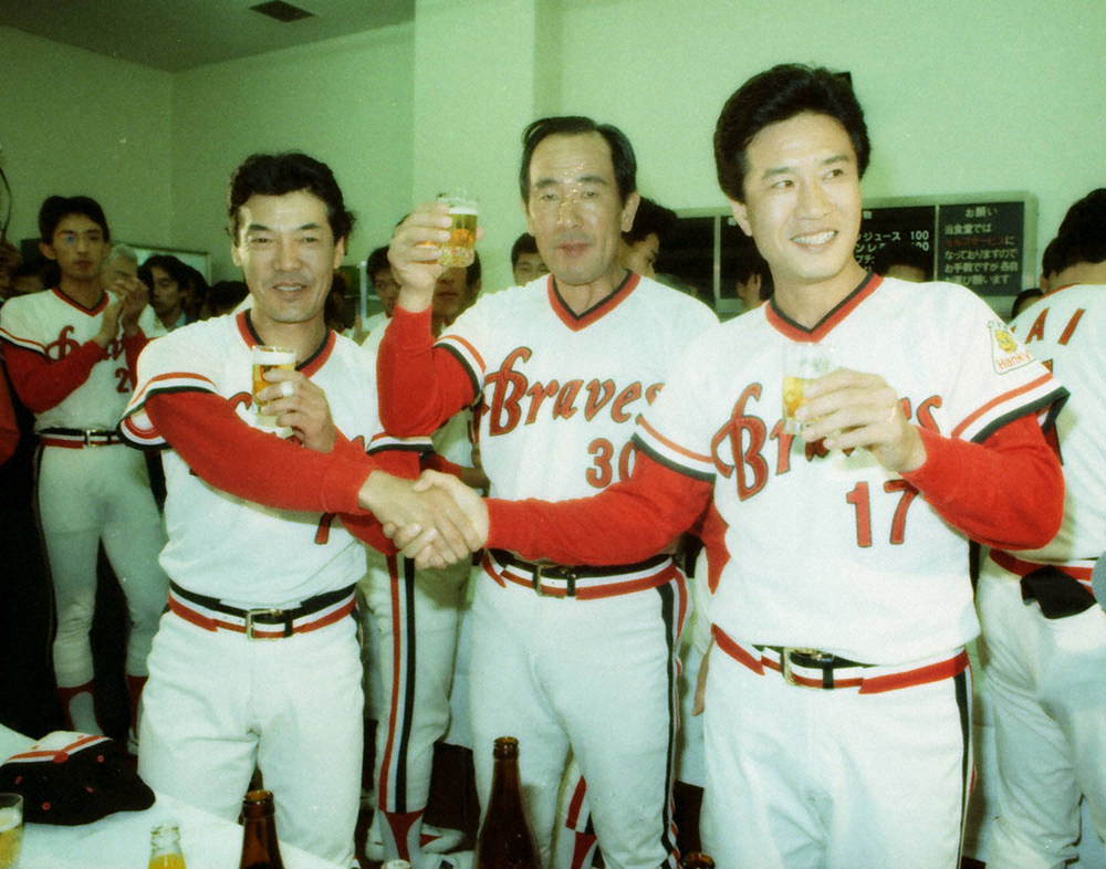 1988年10月、全日程終了後、現役を引退する山田（右）、福本とビールで乾杯する阪急の上田監督