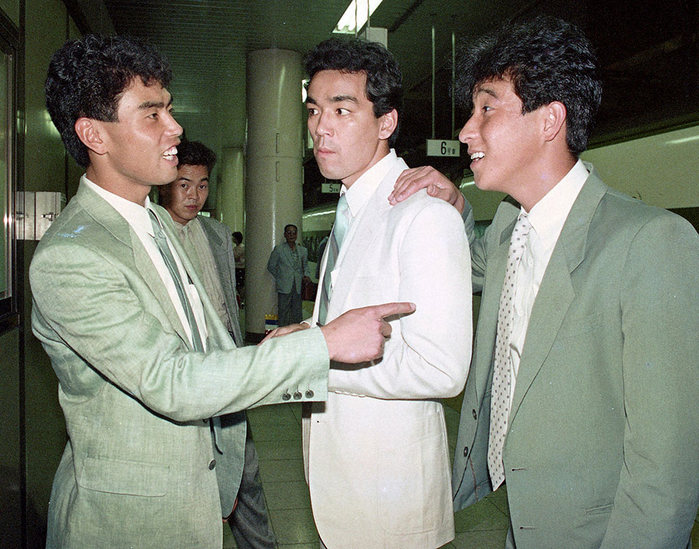 1986年6月、移動中の（左から）巨人・香田勲男、水野雄仁、槙原寛己、宮本和知の各選手