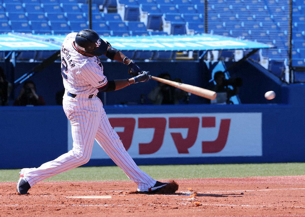 阪神との練習試合、2回1死三塁、レフトへ適時二塁打を放つエスコバー（撮影・西海健太郎）