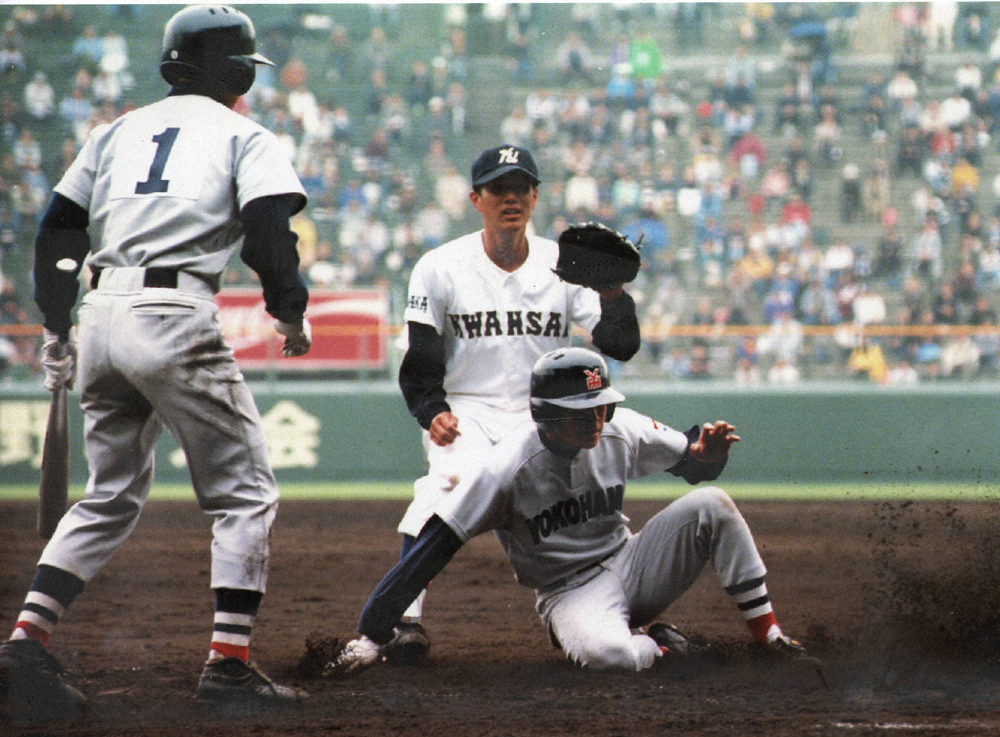 98年選抜決勝、７回、打者・横浜の松坂（左）の時、関大第一・久保（中）が暴投し三塁走者・柴が生還する
