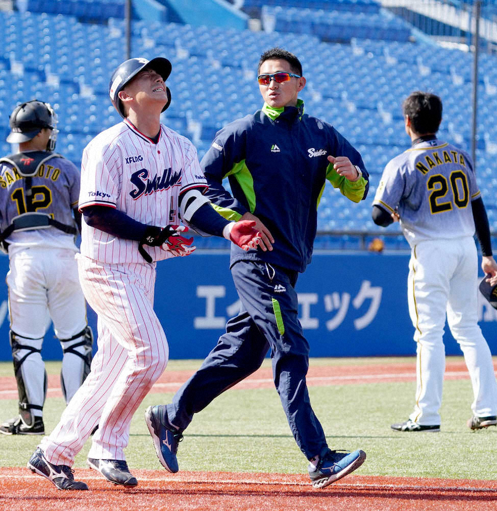 【画像・写真】ヤクルト・嶋　死球受け右手骨折…高津監督「ショックだね。本人が一番ショックだろうけど」