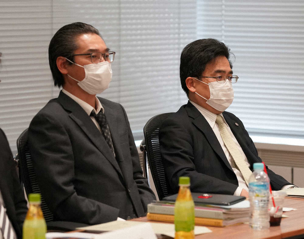 【画像・写真】理事会に臨む阪神の谷本修球団本部長（右）と嶌村聡球団副本部長（撮影・小海途　良幹）