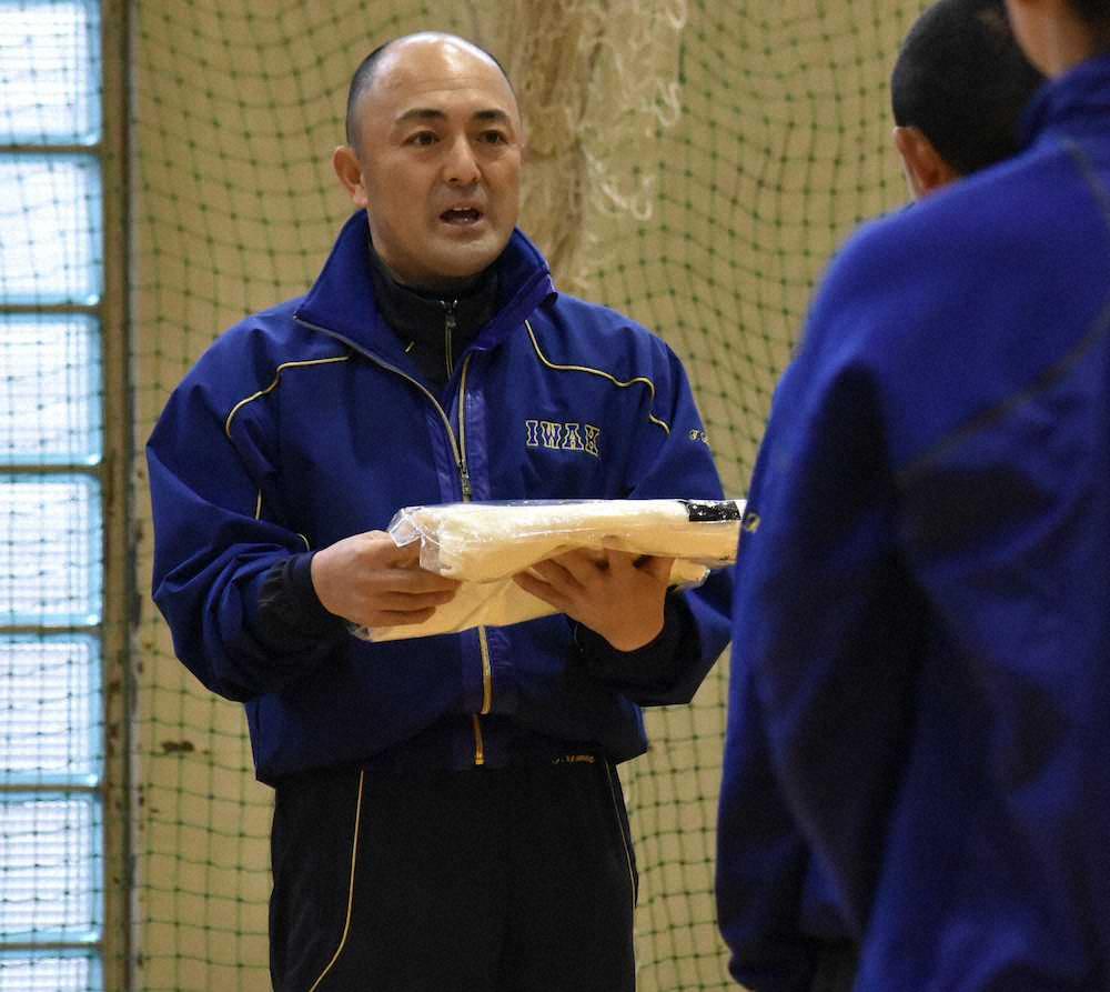 “幻のセンバツ”磐城　今春異動の木村監督からナインへ惜別のユニホーム贈呈　沖「夏に最高の恩返し」誓う