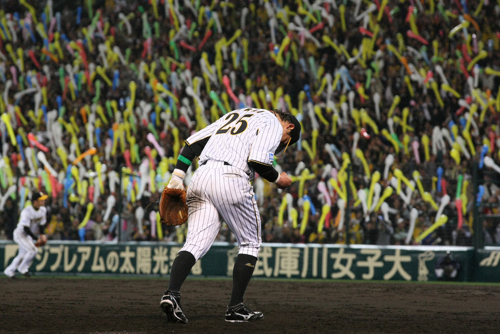 【画像・写真】2011年4月12日　広島との開幕戦に勝利し阪神・新井は大観衆の前で静かにガッツポーズ