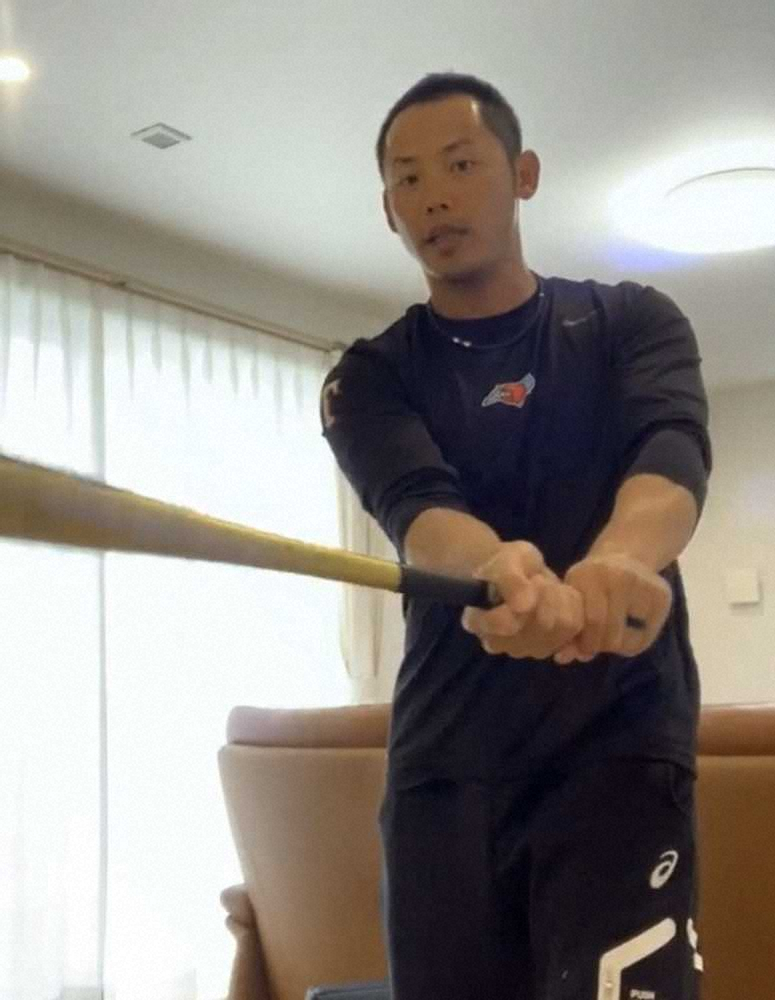 自宅のリビングで選手にオンラインで打撃指導する日本ハム・矢野外野守備コーチ兼打撃コーチ補佐