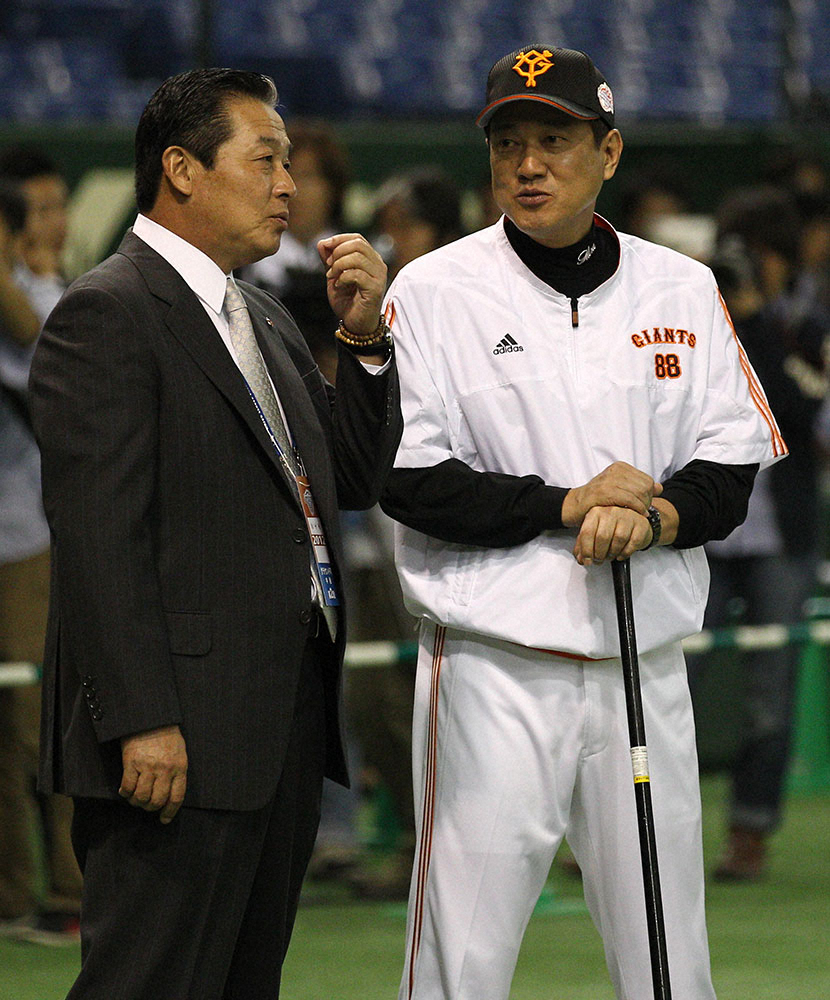2012年、試合前に梨田氏と話す原監督