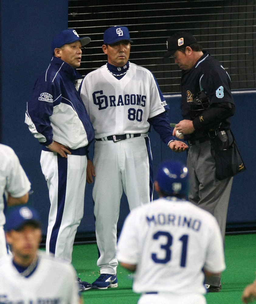 2007年日本シリーズ第5戦の9回表、山井から岩瀬への投手交代を告げる中日の落合博満監督（左）。