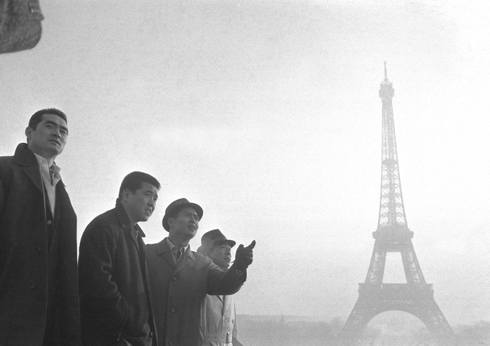 1963年12月、パリのエッフェル塔をバックにポーズをとる（左から）長嶋、野村、王、稲尾