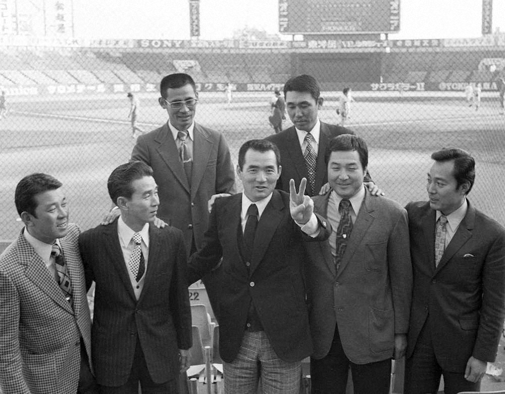 1974年11月、長嶋茂雄監督を中心に勢ぞろいした巨人の新首脳陣。前列左から2番目がヘッドコーチの関根潤三さん＝後楽園球場