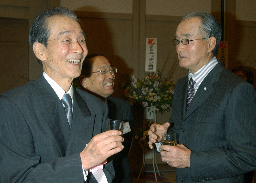 2003年、野球殿堂入り祝賀会で長嶋茂雄氏に（右）に祝福される関根潤三氏（左）