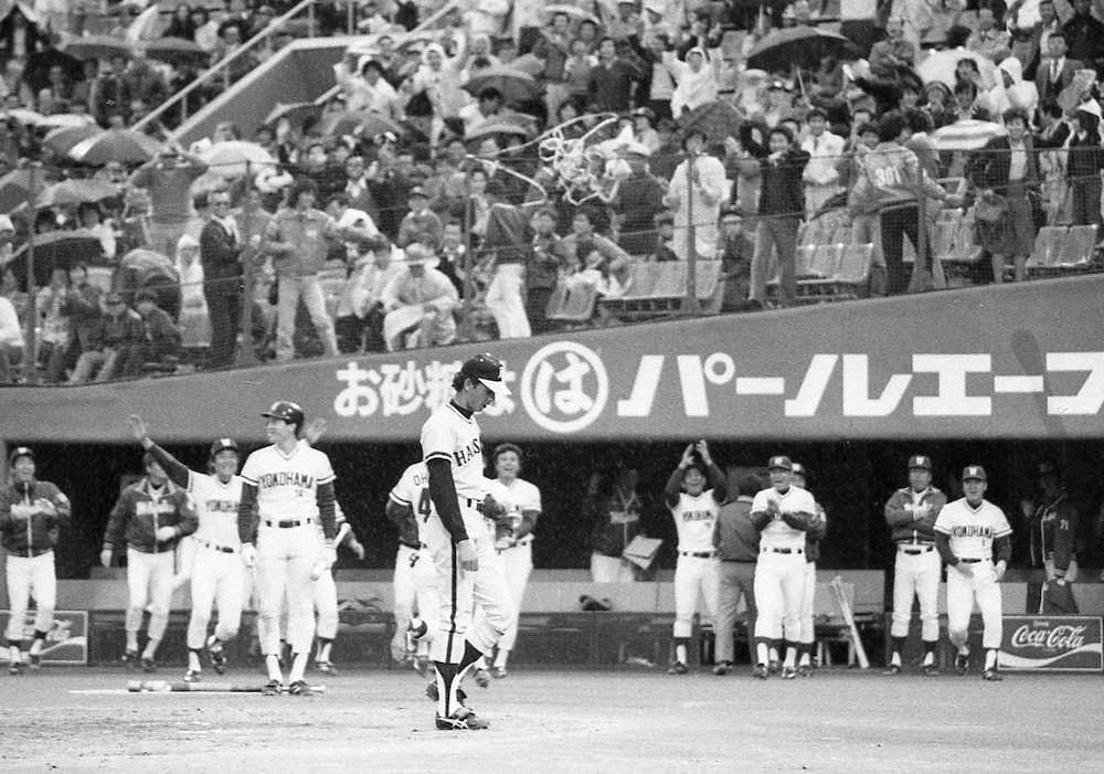 1982年4月3日、大洋戦。自らの暴投でサヨナラ負けとなり、立ち尽くす阪神・小林繁（中央）