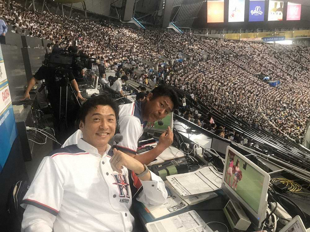 普段は日本ハムの試合で実況を務める近藤アナ（手前）と野球解説者の岩本氏