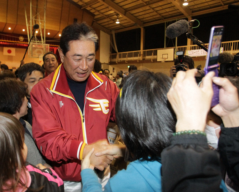 11年4月、避難所となっている仙台市の六郷中を訪れ、被災した人たちと握手して回った星野仙一さん