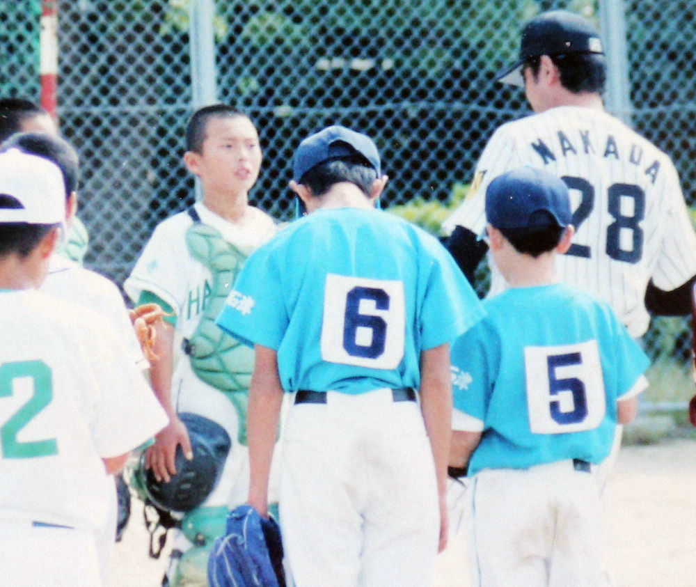 北條は浜寺ボーイズでは捕手も経験。野球教室では元・阪神の中田良弘氏（右）から指導を受けたことも