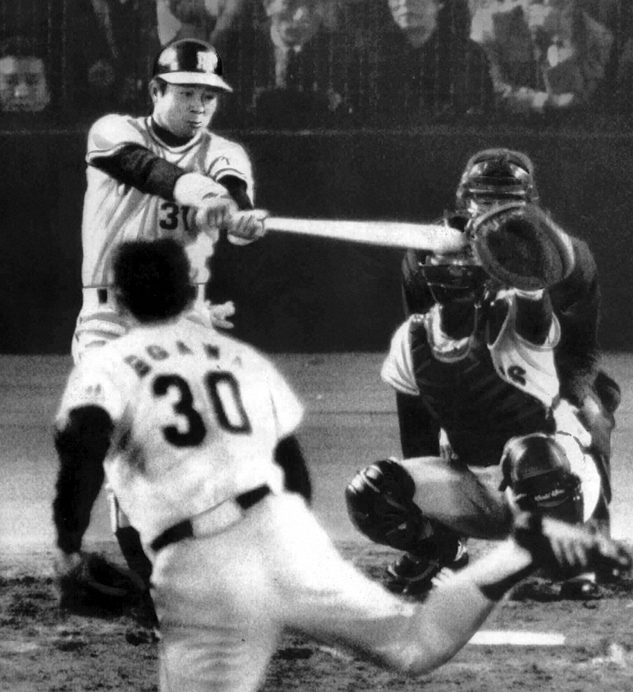 1982年4月16日、江川卓投手（手前）から左越えにソロ本塁打を放つ掛布雅之内野手