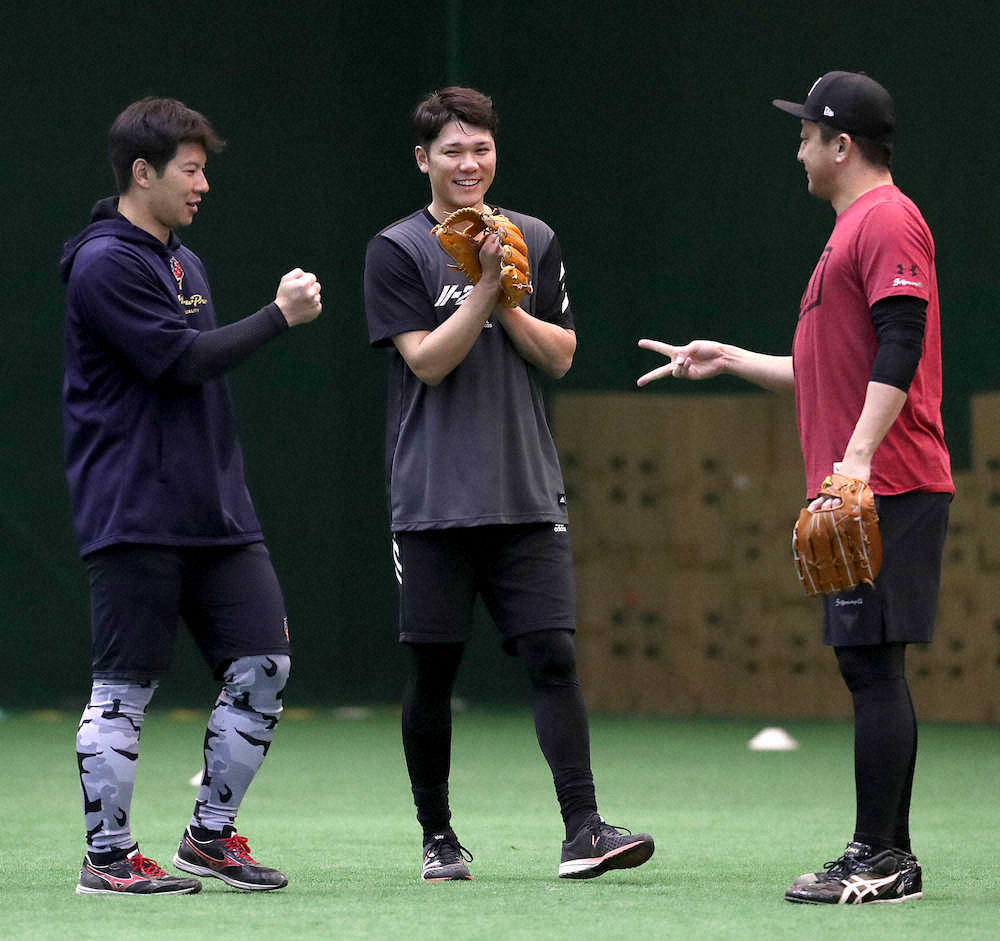 ジャイアンツ球場でノックの合間にジャンケンする巨人の（左から）炭谷、坂本、沢村