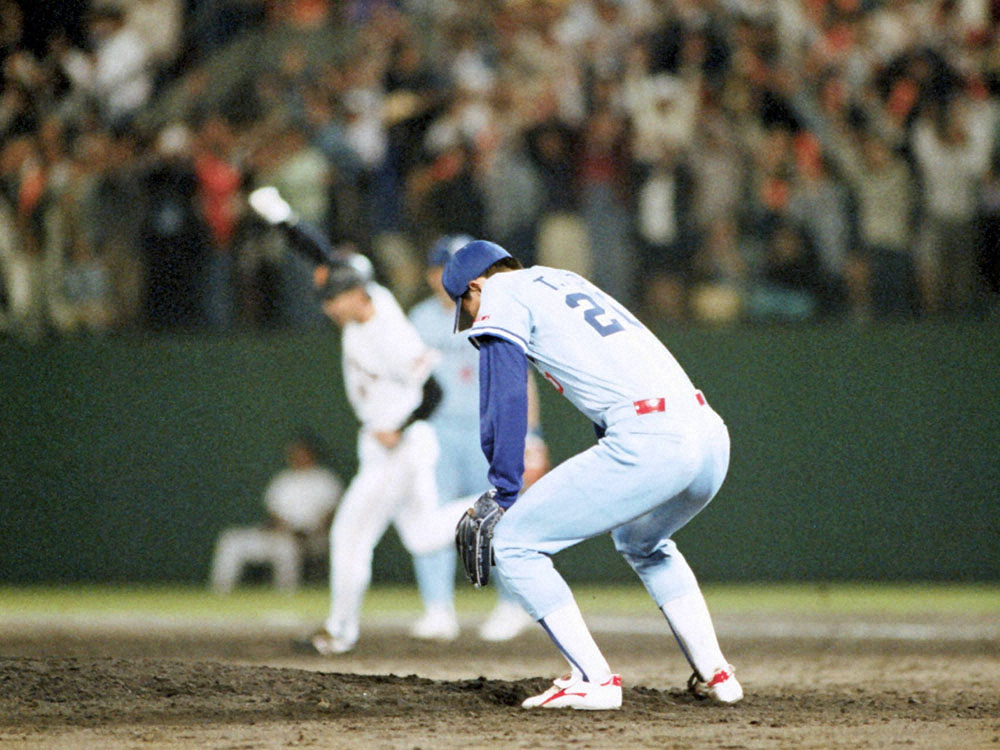 93年6月9日、巨人・篠塚にサヨナラ本塁打を浴びガックリするヤクルト・伊藤智仁