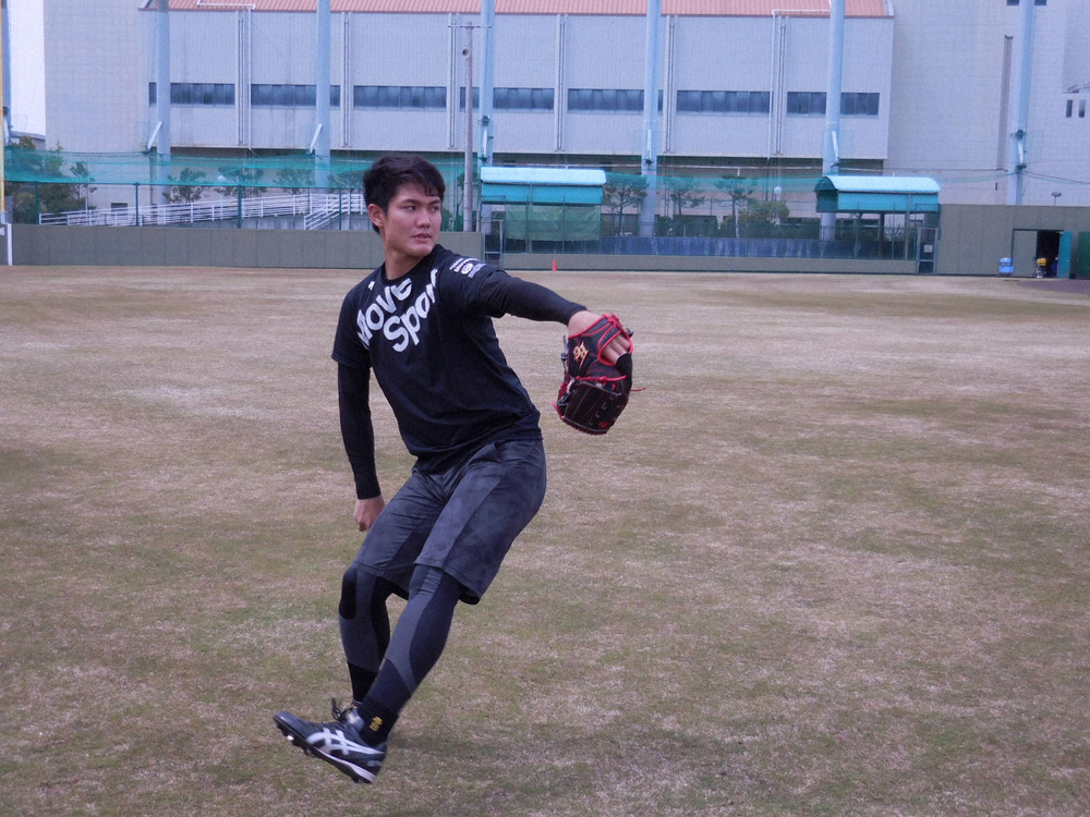 鳴尾浜球場で自主練習を再開した西純矢（球団提供）