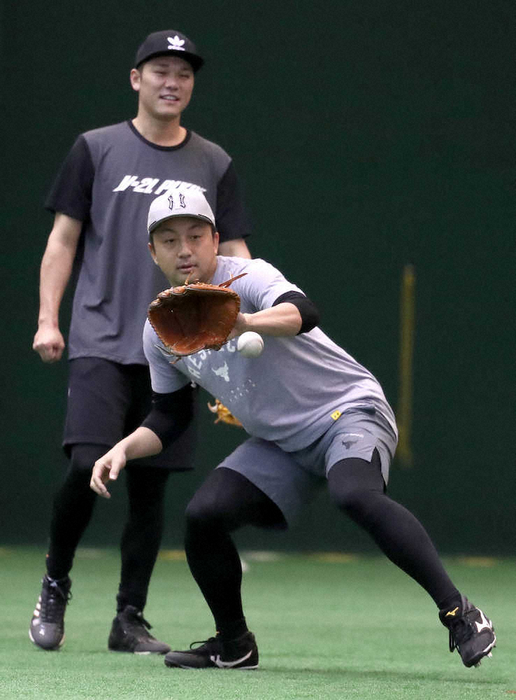 巨人・沢村　野手に混ざってノック受ける　宮本コーチ「スナップを使う練習は大切」