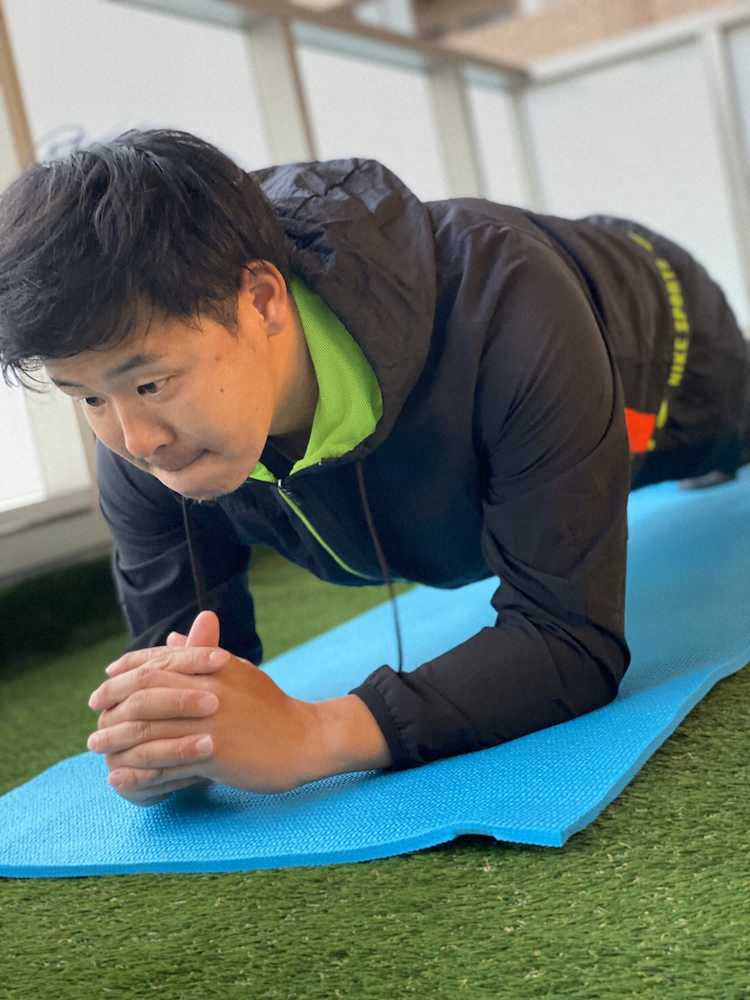 活動休止中も体幹トレーニングを継続している楽天・浅村（球団提供）
