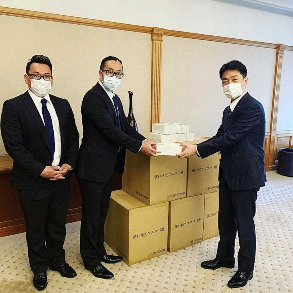 フィットネスジムマスクを大阪市に寄付する「B2　FITNESS」幹部
