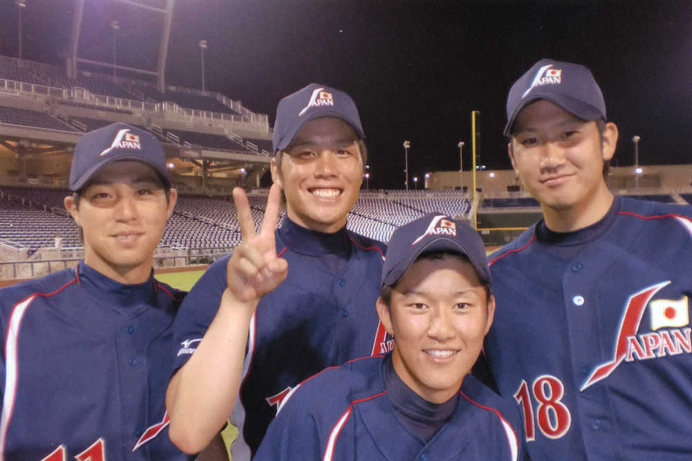 11年日米野球で（後列左から）野村、藤岡、菅野と記念写真に納まる岩貞（前列）
