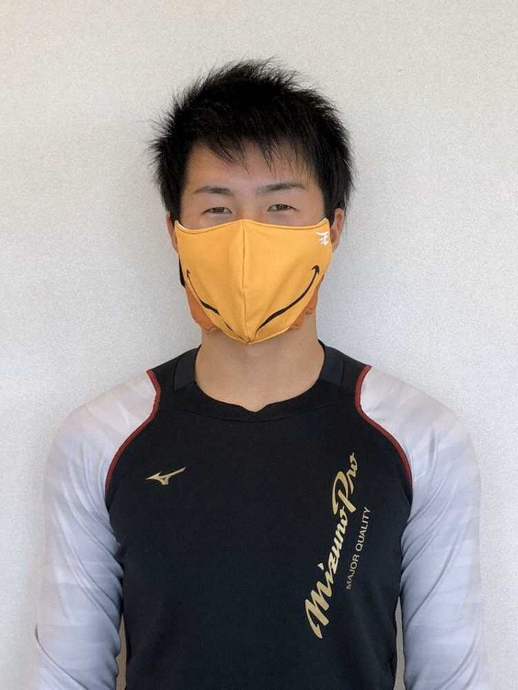 新たに発売されるマスクカバーをつける楽天・太田（球団提供）
