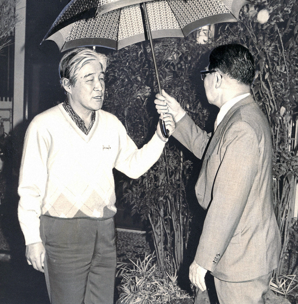 84年10月16日、監督就任要請のため西本幸雄氏(左)の自宅を訪れた小津正次郎球団社長